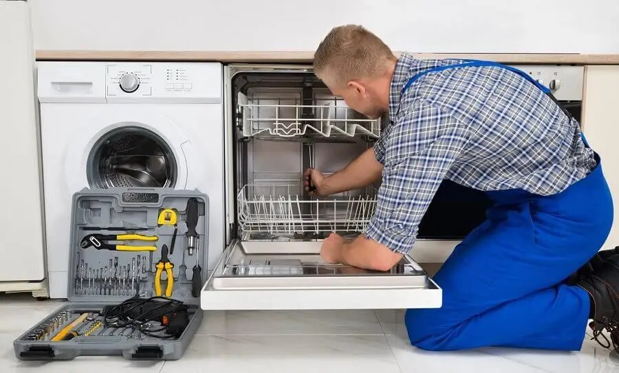 Cumayeri Sharp servisi teknisyen ekibi beyaz eşya tamiri yaparken